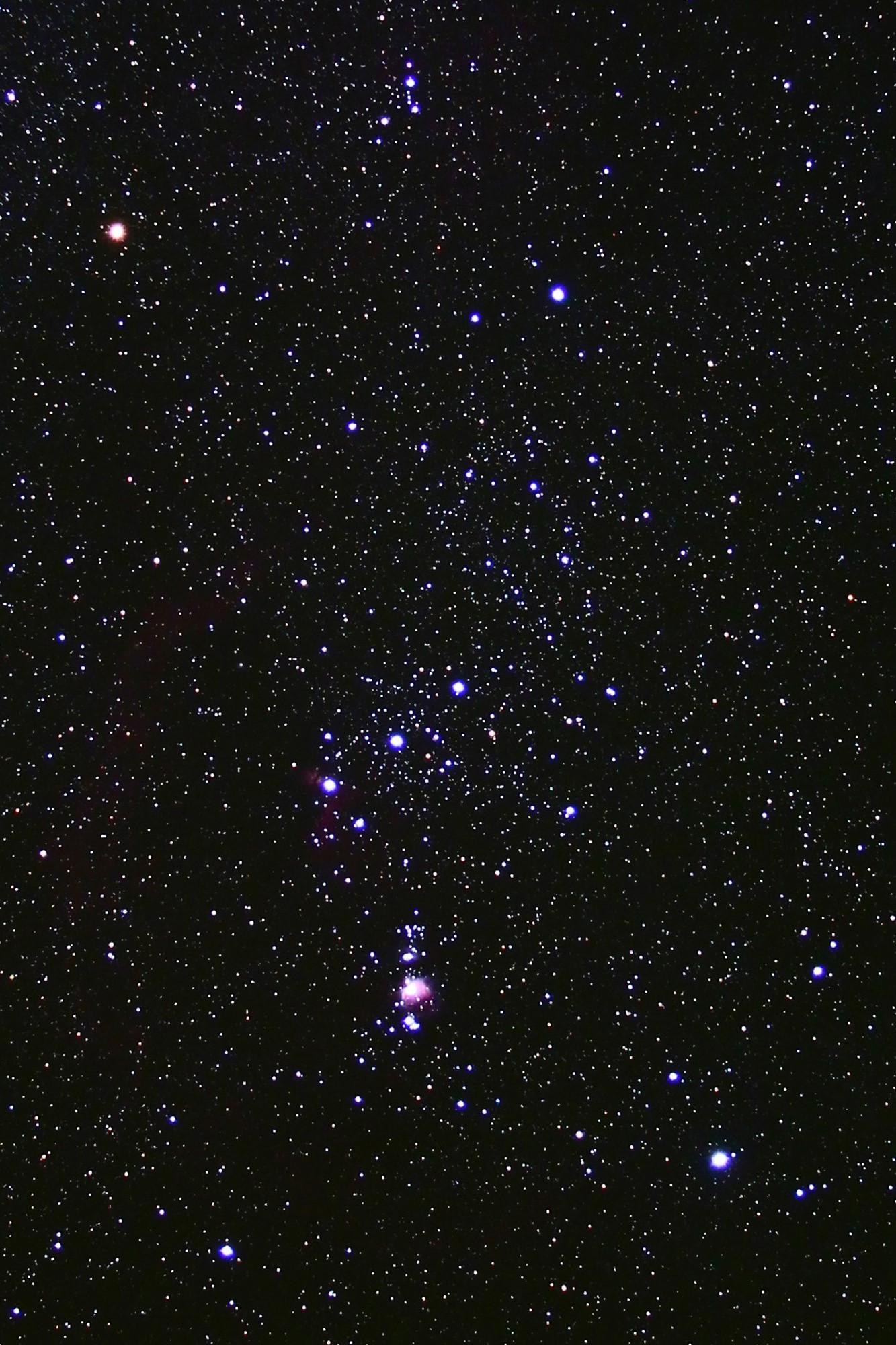 Az Orion csillagkép két legfényesebb csillaga közül a Betelgeuze (bal oldalon fent) vörösen ragyog, mivel hőmérséklete alacsony, míg a Rigel (jobb oldalon lent) forró, ezért kékesfehéren világít.